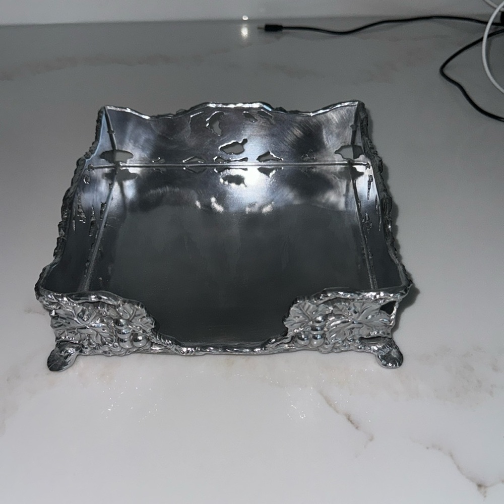 Arthur court dinner napkin holder